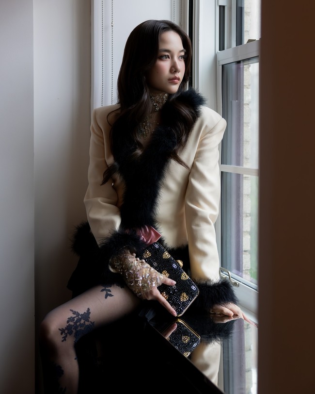 Atasan rancangan Alessandro Michelle itu dipadu rok melantai berbelahan tinggi dan stocking bunga mawar. Foto: Instagram @srchafreen