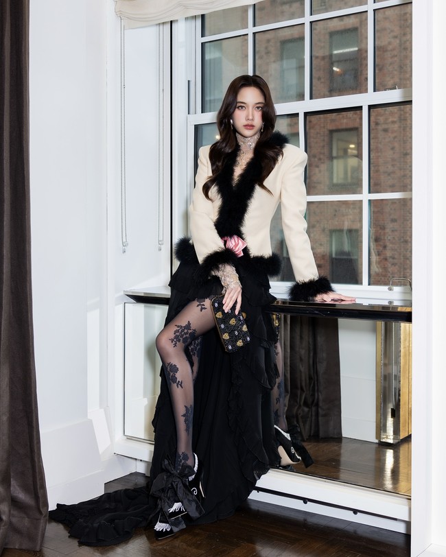 Freen yang punya nama asli Sarocha Chankimha mencetak sejarah sebagai aktris Thailand pertama yang tampil di Met Gala menyusul aktor Bright Vachirawit pada 2024. Foto: Instagram @srchafreen