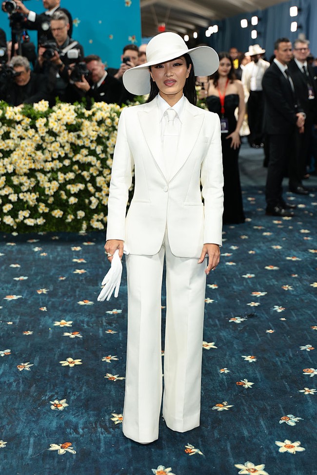 Aktris Jepang, Anna Sawai viral menjadi sorotan karena kemiripan busananya dengan Zendaya di blue carpet Met Gala 2025. Mulai dari detail topi, suit, dan celana keduanya datang dari koleksi rumah mode Prancis, Dior. Foto: Getty Images