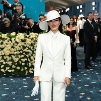 Aktris Jepang, Anna Sawai viral menjadi sorotan karena kemiripan busananya dengan Zendaya di blue carpet Met Gala 2025. Mulai dari detail topi, suit, dan celana keduanya datang dari koleksi rumah mode Prancis, Dior. Foto: Getty Images