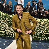Aktor Inggris berdarah Malaysia, Henry Golding tampil memukau dalam balutan setelan jas bernuansa gold dari Ozwald Boateng. Bintang film Crazy Rich Asia itu juga menambahkan koleksi perhiasan Cartier sebagai aksesoris. Foto: Getty Images