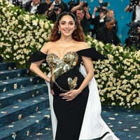 Bintang Hollywood turut meramaikan Met Gala tahun ini. Ada aktris Kiara Advani yang hadir di tengah kondisi hamil besar, memakai gaun hitam bernuansa gold ‘Bravehearts’ sarat makna rancangan desainer Gaurav Gupta. Ensembel breastplate berbentuk hati terhubung dengan ensembel pada bagian perutnya. Foto: Getty Images