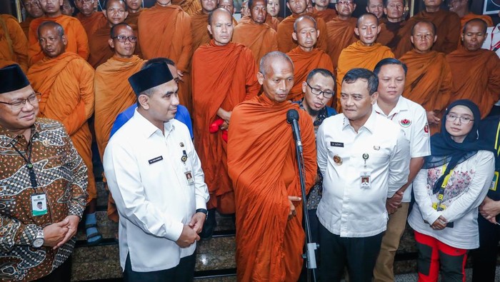 Gubernur Jawa Tengah Ahmad Luthfi dan Wakil Gubernur Taj Yasin menyambut kedatangan rombongan Bhikku Thudong dari Thailand di Kantor Gubernur Jawa Tengah,