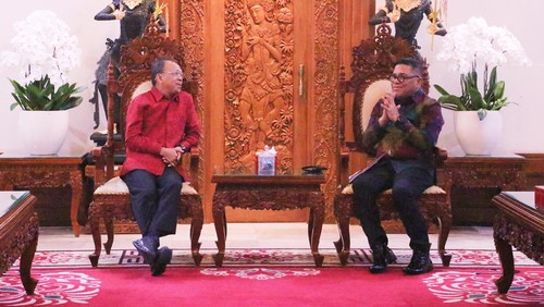 Gubernur Koster bertemu dengan Kepala Kantor Wilayah Direktorat Jenderal Imigrasi Bali, Parlindungan, Selasa (6/5/2025).