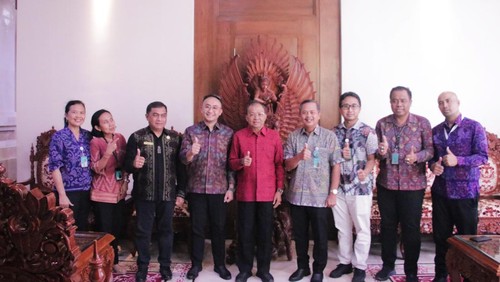 Gubernur Koster saat menerima audiensi dari jajaran RSUP Prof dr IGNG Ngoerah di Jayasabha Denpasar, Selasa (6/5/2025). (IST)