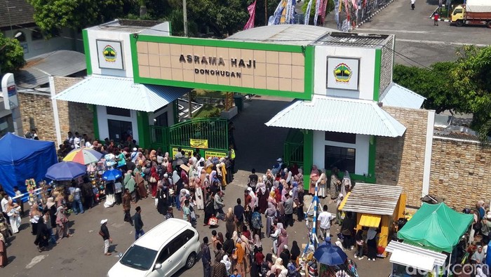 Suasana Asrama Haji Donohudan Boyolali yang dipenuhi pengantar calon haji, Rabu (7/5/2025).
