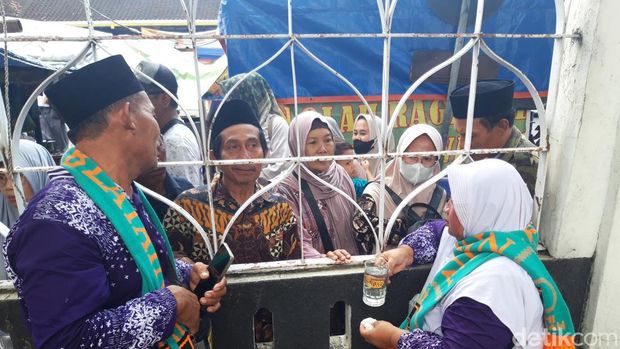 Suasana Asrama Haji Donohudan Boyolali yang dipenuhi pengantar calon haji, Rabu (7/5/2025).