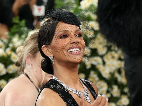 Halle Berry di MET Gala 2025 NEW YORK, NEW YORK - MAY 05: Halle Berry attends the 2025 Met Gala Celebrating