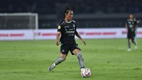 Henhen Herdiana dipromosikan dari Diklat Persib ke tim senior Persib pada 2017 di era pelatih Djadjang Nurdjaman. Karier Henhen bersama Persib mengalami pasang-surut, mulai dari jadi cadangan tetap hingga jadi langganan starter. Pemain asal Lembang, Kabupaten Bandung Barat, jadi bagian penting Persib saat juara Liga 1 2023/2024 dan Liga 1 2024/2025. (Foto: Dok. Persib Bandung)