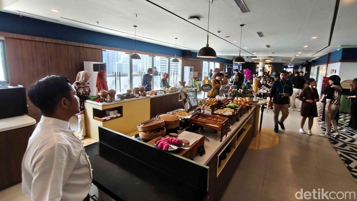 Hotel Transit Bergaya Seni Hadir di Dukuh Atas Artotel Group resmi membuka hotel terbarunya bernama ARTOTEL Hub Simpang Temu Jakarta. Peresmian dilakukan oleh Gubernur Daerah Khusus Jakarta, Pramono Anung Wibowo, didampingi sejumlah pejabat dan pimpinan perusahaan transportasi Jakarta.