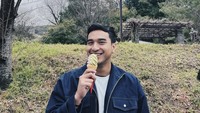 Saat liburan ke Jepang, suami Salshabilla Adriani itu menunjukkan momen mencicipi es krim. Es krim matcha miliknya disajikan dengan cone wafer renyah. Foto: Instagram @ibrhmersyd