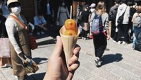 Di Kyoto, pemain film ini juga tidak melewatkan mencicipi jajanan di sana. Kali ini Ibrahim Risyad membeli mochi dango berbentuk bola kecil yang ditusuk pakai sate bambu. Foto: Instagram @ibrhmersyd