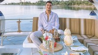 Wah! Air kelapa segar, buah, air mineral dingin, dan camilan lain yang tersaji di meja siap menemai Ohim bersantai di kapal. Foto: Instagram @ibrhmersyd