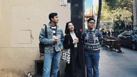 Di Melbourne, Australia pemeran film horror ‘Sijjin’ itu membeli es kopi bersama teman-temannya. Kira-kira kopi favorit Ohim apa ya? Foto: Instagram @ibrhmersyd