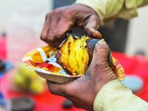 Viral Aksi Penjual Makanan Jorok yang Bikin Jijik dan Mual