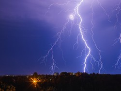 Remaja Disambar Petir Saat Main HP Sambil Cas di Rumah