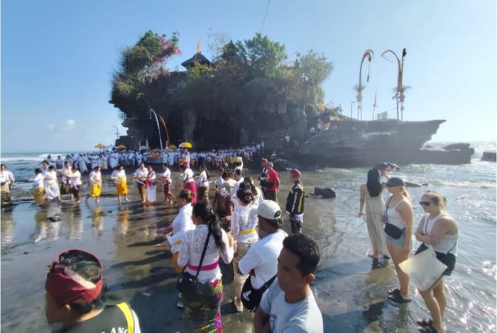 Ilustrasi - Pujawali di Pura Luhur Tanah Lot, Desa Beraban, Kecamatan Kediri, Tabanan, Bali. (Foto: Dok. Istimewa)
