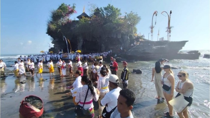 Ilustrasi - Pujawali di Pura Luhur Tanah Lot, Desa Beraban, Kecamatan Kediri, Tabanan, Bali. (Foto: Dok. Istimewa)