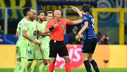 Soccer Football - Champions League - Semi Final - Second Leg - Inter Milan v FC Barcelona - San Siro, Milan, Italy - May 6, 2025 Inter Milans Francesco Acerbi clashes with FC Barcelonas Inigo Martinez REUTERS/Daniele Mascolo