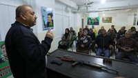 Nabil Ismail, yang ditugaskan oleh pemerintah Kurdi untuk melatih warga sipil tentang pertahanan dan penggunaan senjata, mengatakan inisiatif tersebut muncul sebagai respons terhadap kekerasan baru-baru ini di pantai Suriah. Ratusan warga Alawi tewas pada awal Maret sebagai balasan atas penyergapan mematikan terhadap pasukan keamanan baru Suriah oleh loyalis bersenjata terhadap Presiden Suriah yang digulingkan Bashar al-Assad, seorang warga Alawi.