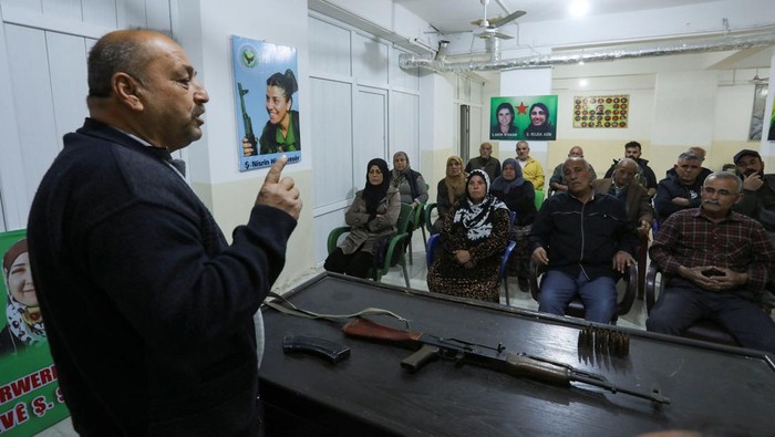 Kurdish women and men attend a training on how to use weapons in Qamishli, Syria April 18, 2025. REUTERS/Orhan Qereman