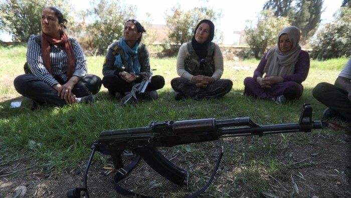 Intip Warga Sipil Suriah Latihan Militer untuk Jaga Lingkungan Kurdish women and men attend a training on how to use weapons in Qamishli, Syria April 18, 2025. REUTERS/Orhan Qereman