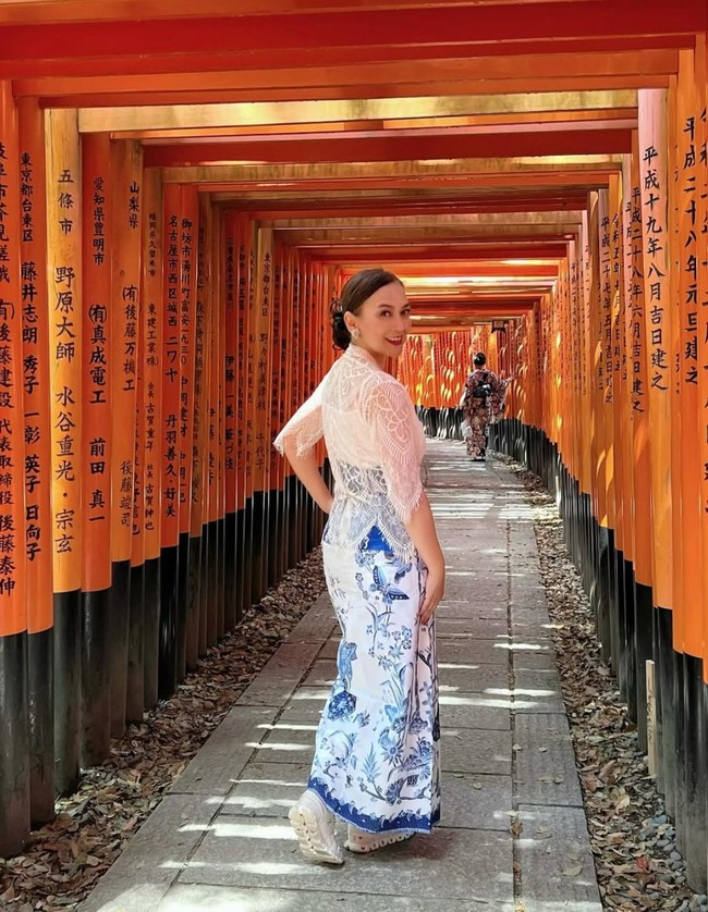 Ira Wibowo beberapa waktu lalu bertolak ke Jepang untuk menghadiri sekaligus menjadi penampil di acara Osaka World Expo. Tak menyia-nyiakan waktunya selama di sana, Ira juga menyempatkan untuk jalan-jalan dan berkunjung ke tempat wisata. Foto: Instagram/@irawbw