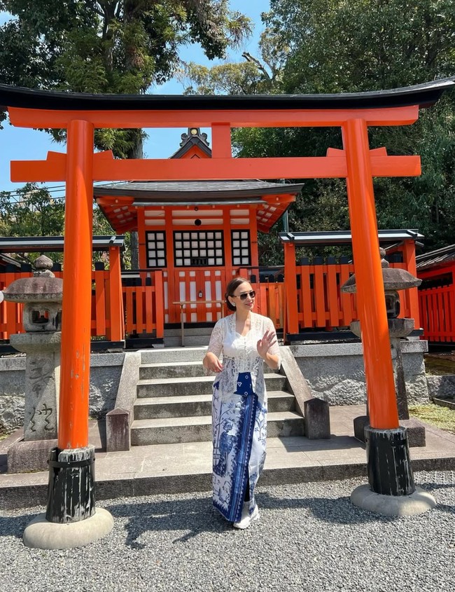 Dalam keterangan unggahannya Ira mengungkapkan jika dirinya memang khusus membawa kebaya tersebut untuk berkunjung ke Fushimi Inari, kuil Shinto dan Torii. Kebaya putih dengan kain batik motif ‘Geisha’ itu tampak elegan ketika dikenakan Ira. Foto: Instagram/@irawbw