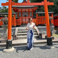 Dalam keterangan unggahannya Ira mengungkapkan jika dirinya memang khusus membawa kebaya tersebut untuk berkunjung ke Fushimi Inari, kuil Shinto dan Torii. Kebaya putih dengan kain batik motif ‘Geisha’ itu tampak elegan ketika dikenakan Ira. Foto: Instagram/@irawbw