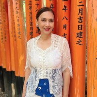 Salah satu tempat yang dikunjungi Ira ialah Fushimi Inari di Kyoto. Bergaya tradisional, Ira tampak cantik mengenakan kebaya. Foto: Instagram/@irawbw
