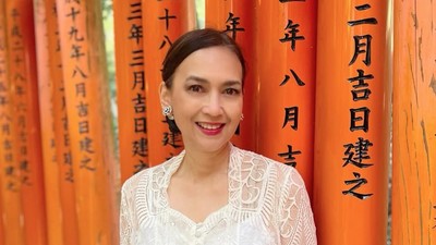 7 Gaya Tradisional Ira Wibowo Jalan-jalan di Jepang, Stylish Dengan Kebaya