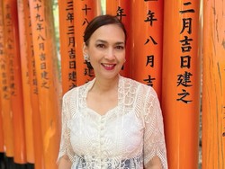 7 Gaya Tradisional Ira Wibowo Jalan-jalan di Jepang, Stylish Dengan Kebaya