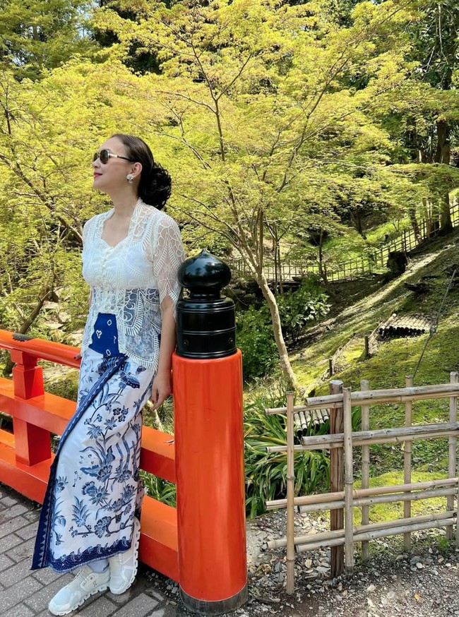 Meski tampil bergaya tradisional namun Ira tetap terlihat stylish. Ia menambahkan kaca mata hitam dan sepasang sneakers putih untuk melengkapi tampilannya. Foto: Instagram/@irawbw