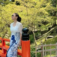 Meski tampil bergaya tradisional namun Ira tetap terlihat stylish. Ia menambahkan kaca mata hitam dan sepasang sneakers putih untuk melengkapi tampilannya. Foto: Instagram/@irawbw