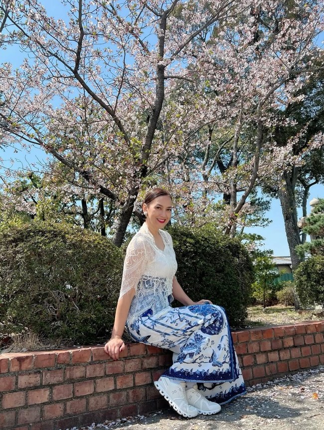 Meski saat ini Ira sudah berusia 57 tahun namun penampilannya masih begitu cantik dan memukau. Tubuhnya pun masih tampak langsing. Foto: Instagram/@irawbw