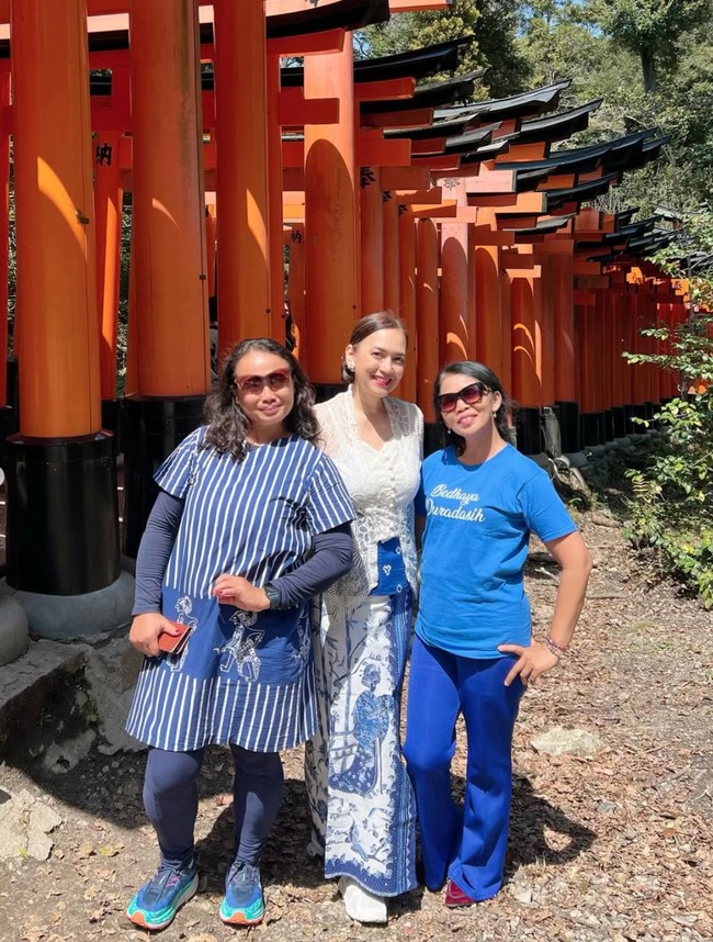 Penampilan kakak Ari Wibowo itu banjir pujian netizen. Tak sedikit yang memuji kecantikannya. Foto: Instagram/@irawbw