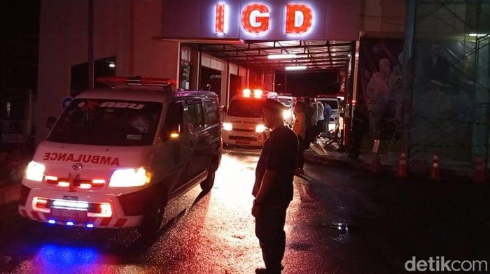 Iring-iringan ambulans meninggalkan RSUD RAA Tjokronegoro Purworejo, Rabu (7/5/2025) malam.