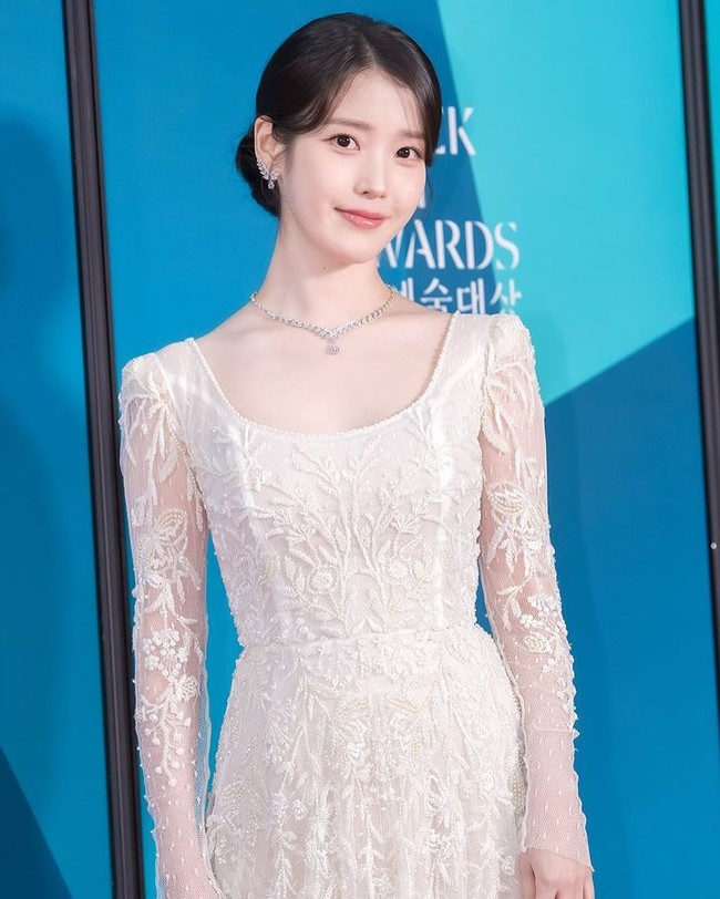 IU dikenal sebagai all-rounder yang sukses berkarier sebagai solois dan aktris. Kekasih Lee Jong Suk itu didapuk menjadi global ambassador Estee Lauder, brand ambassador Gucci Korea, serta mewakili brand soju Chamisul sebagai modelnya. Foto: dok. Instagram @dlwlrma