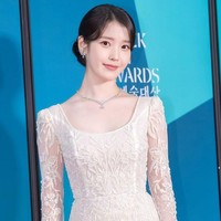IU dikenal sebagai all-rounder yang sukses berkarier sebagai solois dan aktris. Kekasih Lee Jong Suk itu didapuk menjadi global ambassador Estee Lauder, brand ambassador Gucci Korea, serta mewakili brand soju Chamisul sebagai modelnya. Foto: dok. Instagram @dlwlrma