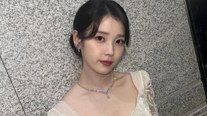 Dengan tatanan rambut dikonde dan lipstik peach, pelantun Palette itu makin cantik aja!