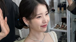 Gaun berpayet floral itu dipadukan IU dengan perhiasan diamond mewah.