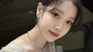 IU mengunggah foto-foto dengan gaun putih lewat Instagram pribadinya.