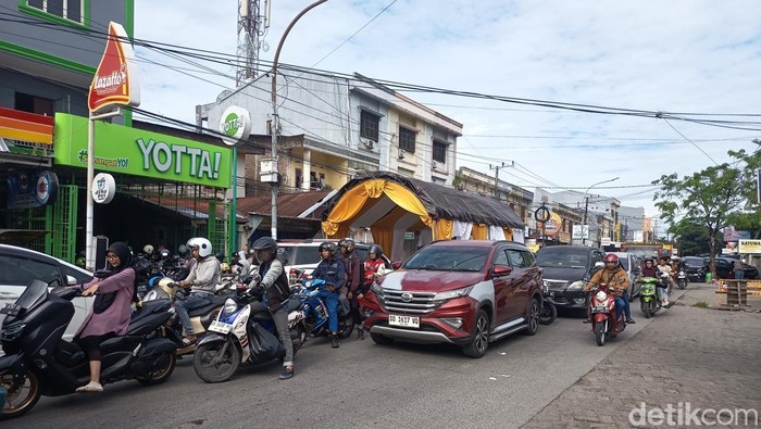 Jalan Daeng Tata Raya Makassar macet imbas tenda pernikahan.