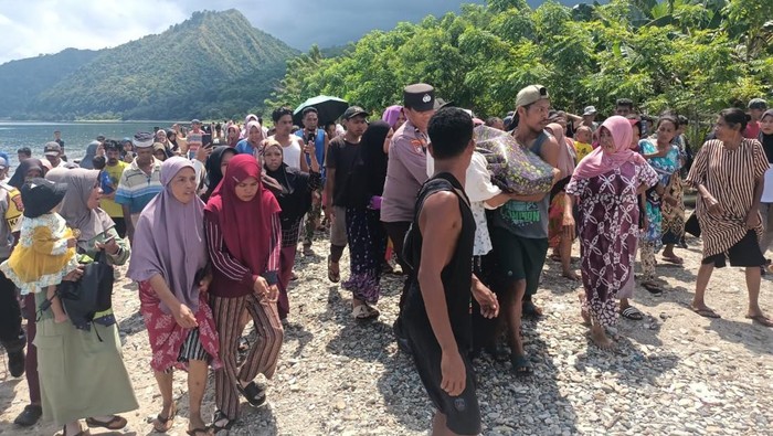 Jasad wanita yang tenggelam di pantai di Seram Bagian Barat dievakuasi.