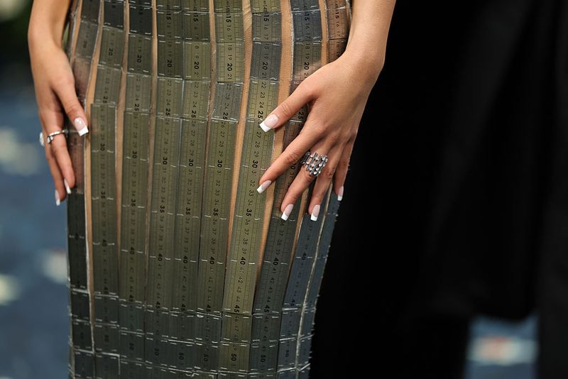 Jenna Ortega mengenakan gaun terbuat dari penggaris besi di MET Gala 2025.