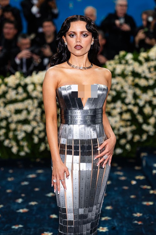 Jenna Ortega mengenakan gaun terbuat dari penggaris besi di MET Gala 2025.