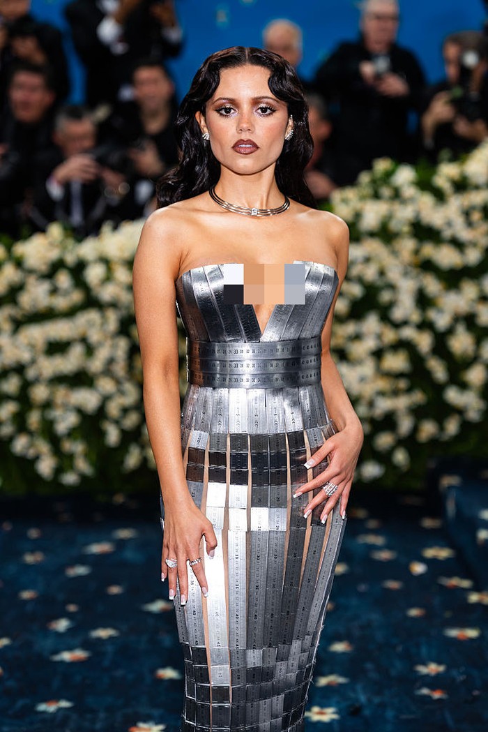Jenna Ortega mengenakan gaun terbuat dari penggaris besi di MET Gala 2025.