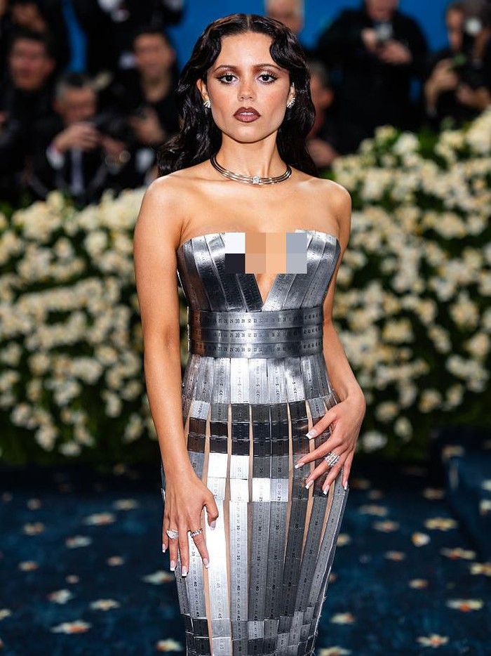 Jenna Ortega mengenakan gaun terbuat dari penggaris besi di MET Gala 2025.