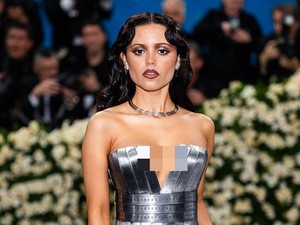 Bintang Wednesday Jenna Ortega Pakai Gaun Terbuat dari Penggaris Besi