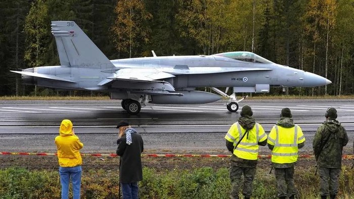 An F/A-18 Hornet fighter jet lands on a motorway in Joutsa, Finland September 28, 2022. (Reuters)
